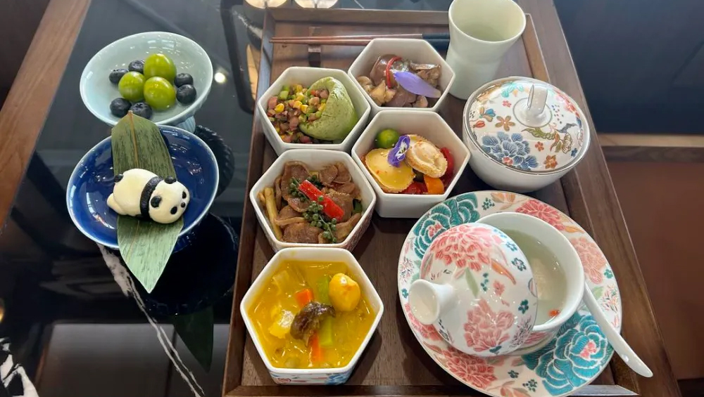 “熊貓專列·錦繡天府號”餐食展示.jpg