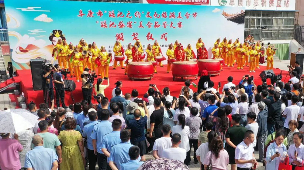 新疆：阜康首屆“瑤池之約”文化旅游美食節(jié)開幕，“美食+文旅”推動當(dāng)?shù)禺a(chǎn)業(yè)發(fā)展！